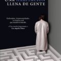 Una habitación llena de gente